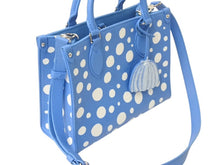 Load image into Gallery viewer, 極美品 LOUIS VUITTON ルイヴィトン オンザゴーPM 2wayバッグ 草間彌生 モノグラムアンプラント M46424 ブルー ホワイト 中古 4c072846