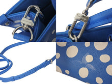 Load image into Gallery viewer, 極美品 LOUIS VUITTON ルイヴィトン オンザゴーPM 2wayバッグ 草間彌生 モノグラムアンプラント M46424 ブルー ホワイト 中古 4c072846