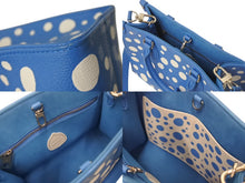 Load image into Gallery viewer, 極美品 LOUIS VUITTON ルイヴィトン オンザゴーPM 2wayバッグ 草間彌生 モノグラムアンプラント M46424 ブルー ホワイト 中古 4c072846