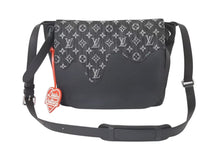 Load image into Gallery viewer, 極美品 LOUIS VUITTON ルイヴィトン NIGOコラボ ブサス トーキョー ショルダーバッグ モノグラムドリップ M45971 ブラック 中古 4c072863