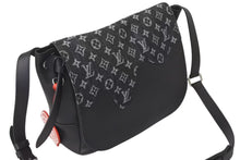 Load image into Gallery viewer, 極美品 LOUIS VUITTON ルイヴィトン NIGOコラボ ブサス トーキョー ショルダーバッグ モノグラムドリップ M45971 ブラック 中古 4c072863