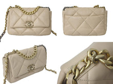 Load image into Gallery viewer, 極美品 CHANEL シャネル19 2WAYシングルフラップマトラッセチェーンショルダーバッグ 30番台 ラムスキン ベージュ ゴールド 中古 4c073031