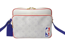 Load image into Gallery viewer, 新品未使用 LOUISVUITTON ルイヴィトン LVxNBA ナイル メッセンジャーPM 2021CR ショルダーバッグ M45583 ホワイト ブルー レッド 中古 4c073086