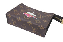 Load image into Gallery viewer, 新品未使用 LOUIS VUITTON ルイヴィトン LV × TM トリオ ポッシュ トワレ ポーチ M13762 モノグラム オニオンヘッド 新作 村上隆 中古 4c073202