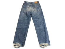 Load image into Gallery viewer, 極美品 BALENCIAGA バレンシアガ LOOSE FIT JEANS ルーズフィットジーンズ 736540 サイズXS インディゴブルー ダメージ加工 中古 4c073409
