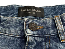 Load image into Gallery viewer, 極美品 BALENCIAGA バレンシアガ LOOSE FIT JEANS ルーズフィットジーンズ 736540 サイズXS インディゴブルー ダメージ加工 中古 4c073409
