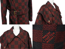 Load image into Gallery viewer, 新品同様 LOUIS VUITTON ルイヴィトン 24SS ダミエ ユーティリティ コート レッド RM241 HRK HQC90E ロゴ アウター ゴールド金具 サイズ60 中古 4c073414