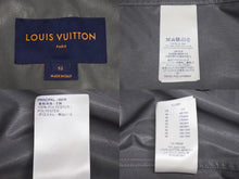Load image into Gallery viewer, 新品同様 LOUIS VUITTON ルイヴィトン 19AW ウィズ フラッグ パッチ ウィンドブレーカー フルジップ ジャケット グレー RM192 PUO HHB99W サイズ52 中古 4c073416