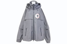 Load image into Gallery viewer, 新品同様 LOUIS VUITTON ルイヴィトン 19AW ウィズ フラッグ パッチ ウィンドブレーカー フルジップ ジャケット グレー RM192 PUO HHB99W サイズ52 中古 4c073416
