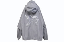 Load image into Gallery viewer, 新品同様 LOUIS VUITTON ルイヴィトン 19AW ウィズ フラッグ パッチ ウィンドブレーカー フルジップ ジャケット グレー RM192 PUO HHB99W サイズ52 中古 4c073416