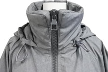 Load image into Gallery viewer, 新品同様 LOUIS VUITTON ルイヴィトン 19AW ウィズ フラッグ パッチ ウィンドブレーカー フルジップ ジャケット グレー RM192 PUO HHB99W サイズ52 中古 4c073416