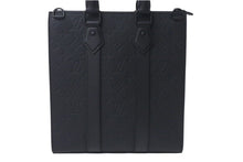 Load image into Gallery viewer, 極美品 LOUIS VUITTON ルイヴィトン ショルダーバッグ トリヨン サックプラ クロス M21884 ブラック 中古 4c073477
