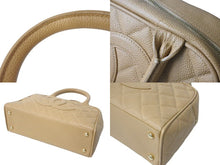 Load image into Gallery viewer, CHANEL シャネル マトラッセ ハンドバッグ ココマーク フランス製 キャビアスキン ベージュ ゴールド金具 美品 中古 4c073484
