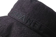 Load image into Gallery viewer, 極美品 CHANEL シャネル バケットハット 帽子 サイズM ロゴ刺繍 ブラック デニム コットン 中古 4c073492