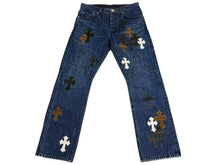 Load image into Gallery viewer, 新品未使用 CHROME HEARTS クロムハーツ フレアニー クロスパッチ デニム パンツ ジーンズ インディゴ サイズ33 中古 4c073518