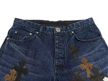Load image into Gallery viewer, 新品未使用 CHROME HEARTS クロムハーツ フレアニー クロスパッチ デニム パンツ ジーンズ インディゴ サイズ33 中古 4c073518