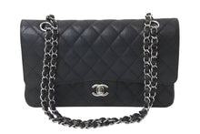Load image into Gallery viewer, 極美品 CHANEL シャネル ショルダーバッグ マトラッセ25 キャビアスキン ダブルフラップ ブラック シルバー金具 22番台 A01112 中古 4c073527