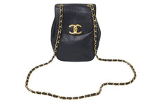 Load image into Gallery viewer, CHANEL シャネル ココマーク ショルダーバッグ 斜め掛けバッグ 3番台 イタリア製 キャビアスキン ブラック ゴールド 美品 中古 4c073630