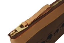 Load image into Gallery viewer, LOUIS VUITTON ルイヴィトン ポシェット ヴォワヤージュ スープル クラッチバッグ M25868 25AW NIGO × pharrell williams 新作 中古 4c073744