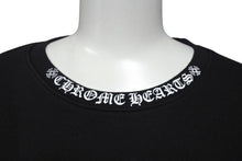 Load image into Gallery viewer, 極美品 CHROME HEARTS クロムハーツ スウェット トレーナー サイズM 新型 ネックロゴ アームプリント ブラック コットン 中古 4c073779
