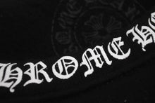 Load image into Gallery viewer, 極美品 CHROME HEARTS クロムハーツ スウェット トレーナー サイズM 新型 ネックロゴ アームプリント ブラック コットン 中古 4c073779