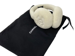 新品未使用 CHANEL シャネル イヤーマフ ホワイト ファー ココマーク 耳当て ロゴ 白 小物 中古 4c073781