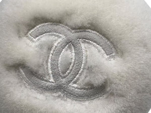 新品未使用 CHANEL シャネル イヤーマフ ホワイト ファー ココマーク 耳当て ロゴ 白 小物 中古 4c073781
