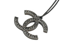 Load image into Gallery viewer, CHANEL シャネル デカココマーク ネックレス アクセサリー 13P刻印 メタル ラインストーン シルバー 美品 中古 4c073897