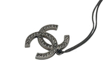 Load image into Gallery viewer, CHANEL シャネル デカココマーク ネックレス アクセサリー 13P刻印 メタル ラインストーン シルバー 美品 中古 4c073897