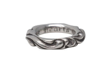 Load image into Gallery viewer, 極美品 CHROME HEARTS クロムハーツ スクロールバンド リング 重量約8.5g サイズ12号 1994/.925刻印 シルバー925 中古 4c073937
