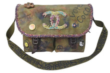 Load image into Gallery viewer, 極美品 CHANEL シャネル エンブロイダリー メッセンジャーバッグ 20番台 グラフィティ カーキ ココマーク A92790 中古 4c073987