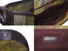 Load image into Gallery viewer, 極美品 CHANEL シャネル エンブロイダリー メッセンジャーバッグ 20番台 グラフィティ カーキ ココマーク A92790 中古 4c073987