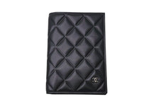 Load image into Gallery viewer, 極美品 CHANEL シャネル パスケース キルティング ココマーク 30番台 イタリア製 レザー ブラック シルバー金具 中古 4c074117