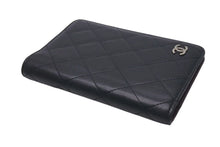 Load image into Gallery viewer, CHANEL シャネル ココマーク 手帳ケース キルティング 13番台 イタリア製 ラムスキン ブラック シルバー金具 美品 中古 4c074118