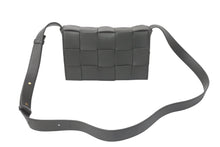 Load image into Gallery viewer, BOTTEGAVENETA ボッテガヴェネタ マキシイントレチャート カセット ショルダーバッグ B09831133V ダークグリーン 美品 中古 4c074131