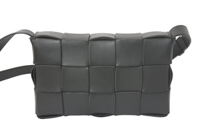 BOTTEGAVENETA ボッテガヴェネタ マキシイントレチャート カセット ショルダーバッグ B09831133V ダークグリーン 美品 中古 4c074131