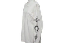 Load image into Gallery viewer, CHROME HEARTS クロムハーツ フロントポケット プリント ロンT 長袖 コットン ホワイト サイズM 美品 中古 4c074145