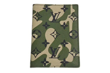 Load image into Gallery viewer, LOUIS VUITTON ルイヴィトン モノグラモフラージュ クーヴェルテュール パスポール 村上隆 パスポートケース M58027 カモ 美品 中古 4c074163