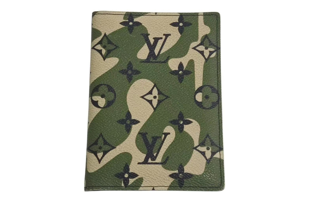 LOUIS VUITTON ルイヴィトン モノグラモフラージュ クーヴェルテュール パスポール 村上隆 パスポートケース M58027 カモ 美品 中古 4c074163