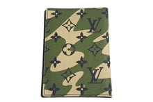 Load image into Gallery viewer, LOUIS VUITTON ルイヴィトン モノグラモフラージュ クーヴェルテュール パスポール 村上隆 パスポートケース M58027 カモ 美品 中古 4c074163