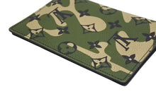 Load image into Gallery viewer, LOUIS VUITTON ルイヴィトン モノグラモフラージュ クーヴェルテュール パスポール 村上隆 パスポートケース M58027 カモ 美品 中古 4c074163