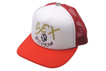 Load image into Gallery viewer, 極美品 CHROME HEARTS クロムハーツ MATTY BOY マッティボーイ メッシュキャップ SEX RECORDS 帽子 サイズOS レッド 中古 4c074164