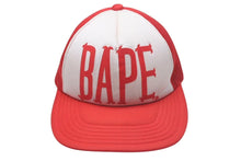 Load image into Gallery viewer, A BATHING APE アベイシングエイプ BAPEロゴ メッシュキャップ トラッカー ハット レッド ホワイト Mサイズ 中古 4c074231
