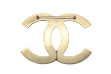 Load image into Gallery viewer, CHANEL シャネル 05P 2005年製 デカココマーク ピン ブローチ ゴールド MADE IN ITALY 美品 中古 4c074249