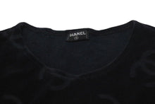 Load image into Gallery viewer, 極美品 CHANEL シャネル ココマーク ベロア トップス Tシャツ P06933V04730 サイズ40 ヴィンテージ ブラック 総柄 中古 4c074265