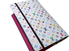 Load image into Gallery viewer, 新品未使用 LOUIS VUITTON ルイヴィトン ノートブックカバーMM・エミリー マルチカラー 村上 マルチカラー GI1299 中古 4c074331