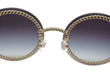 Load image into Gallery viewer, CHANEL シャネル 3連チェーン サングラス パール レザー ブラック レザー GP メタル OCH4245 ゴールド金具 中古 4c074460