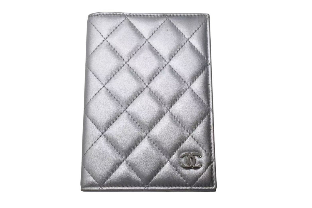 CHANEL シャネル Metallic Passport Holder メタリック パスポート ホルダー シルバー 14番台 美品 中古 4c074493