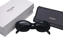 Load image into Gallery viewer, 極美品 CELINE セリーヌ サングラス TRIOMPHE 01 トリオンフ ロゴ 52◻︎22 145 CL40194U ブラック ゴールド金具 ケース付き 中古 4c074547