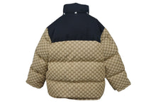 Load image into Gallery viewer, 極美品 GUCCI グッチ 21AW ダウンジャケット ドローストリング 670909 Z8APZ GGキャンバス ベージュ ブラック サイズL 中古 4c074707